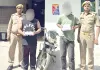 चेन स्नैचिंग और वाहन चोरी के मामले में दो गिरफ्तार, पुलिस ने बाइक समेत कई सामान किए बरामद