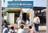 Farmers Protest: भरेड़ी में एचडीएफसी बैंक के आगे धरने पर बैठे किसान