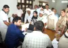 लोगों की समस्याएं सुनने लाइन में पहुंचे विधायक कादियान, कर्मचारी को लगाई फटकार