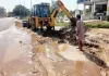 Hanumangarh Water Supply News: गैस पाइप लाइन बिछाते समय तोड़ी मुख्य पाइपलाइन, सड़क पर बहा हजारों लीटर पानी 