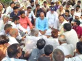 धरनारत ग्रामीणों के बीच पहुंचे निवर्तमान सांसद प्रदीप चौधरी, डीएम-एसई से की वार्ता