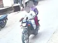 नमकीन व्यापारी से बाइक सवारों ने छीना मोबाइल, तस्वीरे वायरल