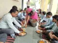 बच्चों के साथ जमीन पर बैठे प्रिंसिपल, चखा पोषाहार और दूध, गुणवत्ता परखी
