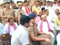 पुलिसकर्मियों पर मुकद्दमा दर्ज करने की मांग को लेकर सपाइयों ने घेरा थाना, की नारेबाजी 
