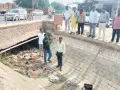 Chhath Preparations: छठ पर्व से पहले कोहला नहर की बदहाली आई सामने, पूजन सामग्री और कचरे से पुल जाम 