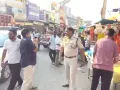 शहर में ट्रैफिक पुलिस द्वारा हटवाया गया अतिक्रमण, दुकानों के आगे रखा सामान जब्त