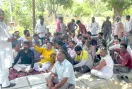 भिवानी में रेहड़ी चालक, व्यापारी व राजनीतिक नेताओं के साथ बैठे धरने पर