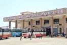 आंधी में उड़े बस स्टैंड के बोर्ड, यात्रियों की बढ़ी परेशानी
