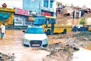 Rain News: पहली बारिश में भूना की निकासी व्यवस्था बदहाल, धंसी सड़क पर पलटा रेत से भरा ट्राला, 7 वाहन फंसे