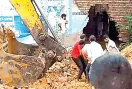 कुएं की खुदाई दौरान मिट्टी धंसी, मलबे में दबकर वेल्डर की मौत