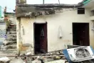 आसमानी बिजली गिरने से मकान क्षतिग्रस्त, छत-दीवारों में आईं दरारें, छज्जा गिरा