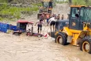 बरसाती नदी के तेज बहाव में फंसी ट्रैक्टर-ट्रॉली, बुलडोजर से चालक का रेस्क्यू