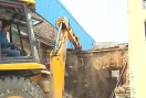 Bulldozer Accident: नौ गंभीर मामलों में वांछित अपराधी के अवैध मकान पर चला बुलडोजर