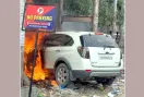 Fire: कचरे में लगी आग ने कार को लिया चपेट में, मची अफरा-तफरी