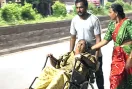 5 घंटे तक इलाज का इंतजार, मां को व्हीलचेयर पर 2 किमी धकेलकर विधायक के घर पहुंचा बेटा