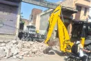 Bulldozer: पुलिस विभाग द्वारा बनाई गई दीवार को नपा ने तोड़ा