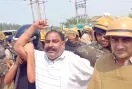 काम शुरू करने आए पावर ग्रिड के अधिकारियों का किसानों ने किया विरोध, प्रशासन ने  किसानो किया डिटेन