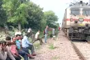 Indian Railways: गाय से टकराने के बाद उदयपुर सिटी ट्रेन का इंजन फेल