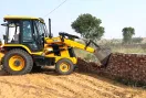 Bulldozer Action: चार एकड़ में अवैध निर्माणों पर चला पीला पंजा