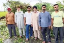 डेरा श्रद्धालुओं ने तेज बारिश से सड़क पर गिरे पेड़ों को हटाया