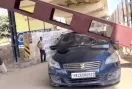 गढ़ी-हरसरू रेलवे अंडरपास में कार पर गिरा भारी हाइट गेट