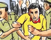 चलती बस से मोबाइल छीनकर भाग रहे चोर को ट्रैफिक पुलिसकर्मी ने दबोचा