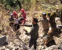 Chamoli Accident: 400 मीटर गहरी खाई में गिरी ईको वैन, एक ही परिवार के 3 लोगों की गई जान