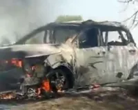 कूड़े के डंप में लगी आग, सीएनजी कार जलकर स्वाहा