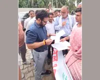 बिजली लाइन मुआवजे की मांग को लेकर ग्रामीणों का प्रदर्शन, डीसी को सौंपा ज्ञापन
