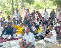 भिवानी में रेहड़ी चालक, व्यापारी व राजनीतिक नेताओं के साथ बैठे धरने पर