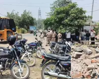 दादूपुर पुल के पास अवैध खोखों पर चला सिंचाई विभाग का पीला पंजा, 15 खोखे हटाए