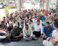 एनजीओ के सफाई कर्मियों के टेंडर में फर्जीवाड़े का आरोप, नगर परिषद कार्यालय पर धरना 
