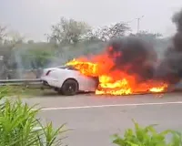 Noida Car Catches Fire: यमुना एक्सप्रेसवे पर चलती जगुआर कार में लगी आग, कुछ ही मिनटों में जलकर राख हुई लग्जरी कार