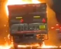 Truck Catches Fire: गोल्फ कोर्स एक्सटेंशन रोड पर ट्रक में लगी भीषण आग, ड्राइवर ने कूदकर बचाई जान