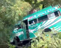 Bus Accident: कठुआ में श्रद्धालुओं से भरी मिनीबस खाई में गिरी, 23 घायल