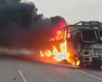 बीजों से भरे ट्रक में लगी भीषण आग, वाहन जलकर खाक