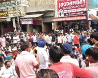 ग्रामीणों ने लगाया धरना, बेवजह चालान और अभद्र व्यवहार के लगाए आरोप