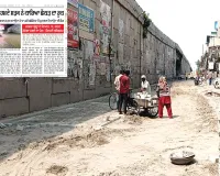 खबर का असर: सड़क को ऊँचा उठाने के बाद इंटरलॉक टाइलें लगाने का कार्य शुरू