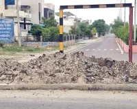 Hanumangarh News: कई माह से बंद पड़ी सड़क से लोग परेशान 