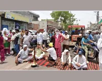झज्जर चुंगी के पास मेन गली बंद करने पर बवाल, सड़क जाम कर धरने पर बैठे लोग