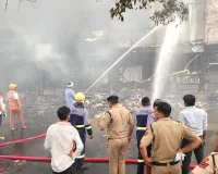 AC Blast News: एसी कंप्रेसर फटते ही भड़की आग, आधा दर्जन से ज्यादा दुकानें राख
