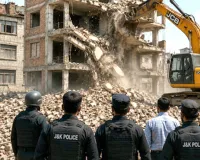 Srinagar Bulldozer Action: श्रीनगर में ड्रग तस्कर पर बड़ी कार्रवाई, 2 करोड़ की अवैध तीन मंजिला इमारत ढहाई