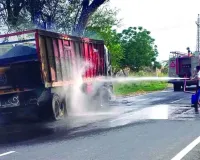 Hanumangarh Truck Accident: करनाल से संगरिया जा रहा ट्रक मवेशी को बचाने के प्रयास में पेड़ से टकराया ट्रक, लगी आग