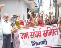 पीने का पानी, बिजली आपूर्ति न होने के चलते महिलाओं ने प्रदर्शन किया
