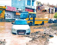 Rain News: पहली बारिश में भूना की निकासी व्यवस्था बदहाल, धंसी सड़क पर पलटा रेत से भरा ट्राला, 7 वाहन फंसे