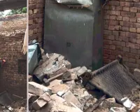 Roof Collapse: रहनखेड़ी में मकान की छत गिरी, बाल-बाल बचा परिवार, मुआवजे की लगाई गुहार