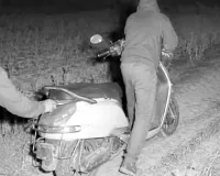 Electric Scooty Theft: खेत में पानी लगाने गए किसान की इलेक्ट्रिक स्कूटी चोरी