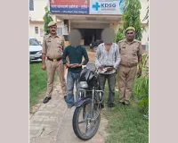 चोरी की बाइक और अवैध हथियारों के साथ दो आरोपी गिरफ्तार