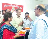 HTET Exam: एचटेट परीक्षा सफलतापूर्वक संपन्न होने पर बोर्ड अध्यक्ष ने बांटी मिठाई