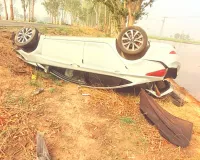 Road Accident: अनियंत्रित होकर पलटी कार, एचटेट परीक्षा देने जा रहे भाई-बहन घायल